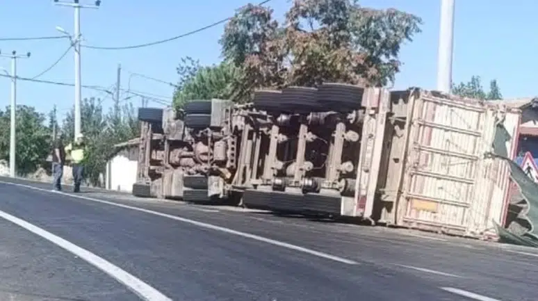 Tekirdağ Hayrabolu'da ayçiçeği yüklü kamyon devrildi : 1 yaralı