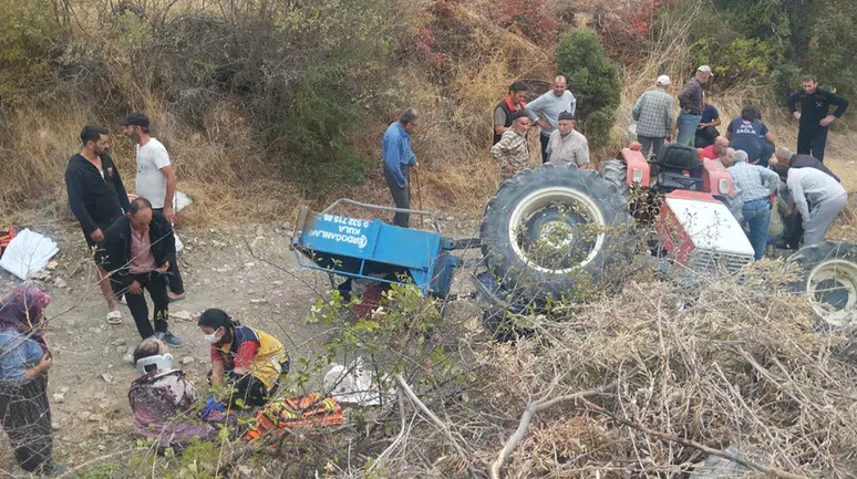 Manisa'da traktör devrildi: 2 kişi hayatını kaybetti