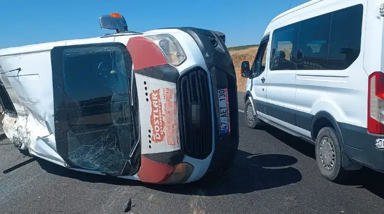 Öğrenci servisi devrildi: 13 yaralı