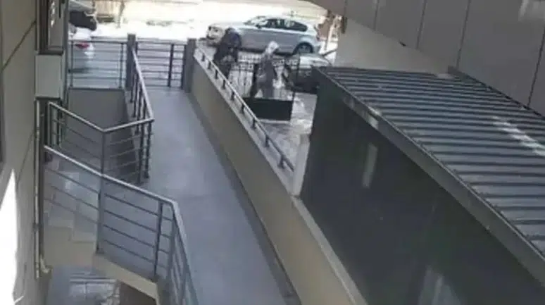 Kadın kılığında eve giren 2 şüpheli, 500 bin liralık altın ve döviz çaldı