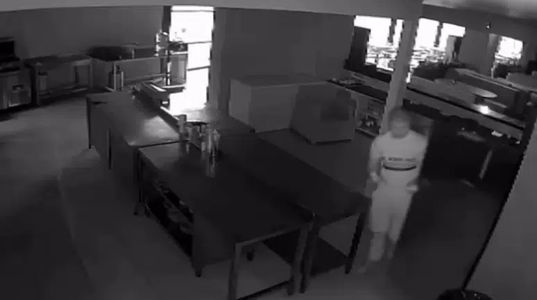 Elazığ'da bir kafeye giren iki şüpheli kasadaki parayı alıp mutfakta yemek pişirdi
