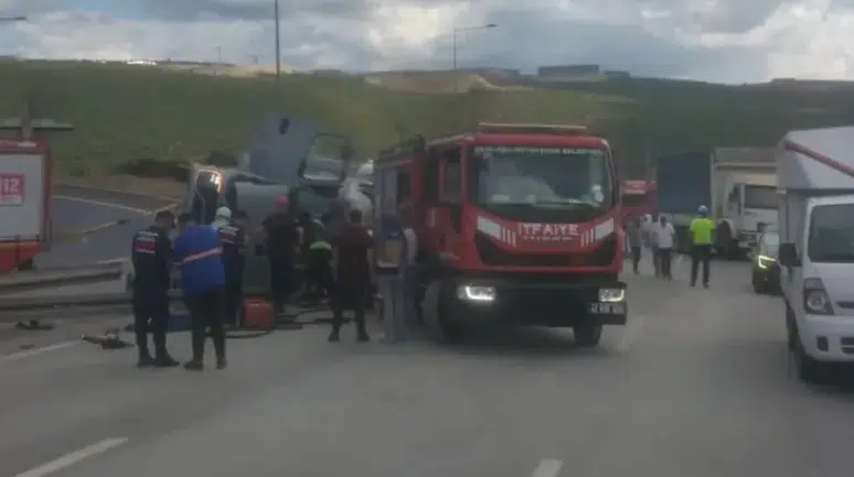 Kocaeli'de beton mikseri devrildi: Araçta sıkışan sürücü yaralandı