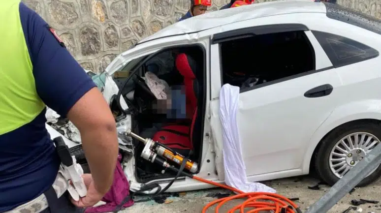 Denizli'de otomobiller çarpıştı : 2 ölü, 1 yaralı