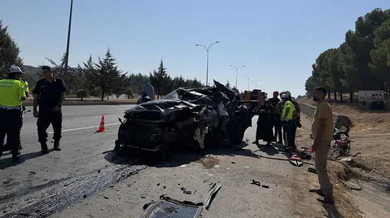 Kahramanmaraş'ta otomobil kamyona arkadan çarptı : 1 ölü, 2 ağır yaralı