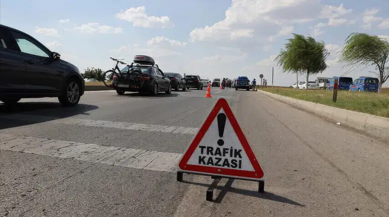 Sivas'ta öğrenci servisi ile polis aracı çarpıştı : 13'ü öğrenci 16 yaralı