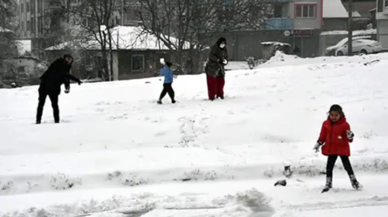 Hakkari'de Olumsuz Hava Şartları Nedeniyle Eğitime Neden Ara Verildi?