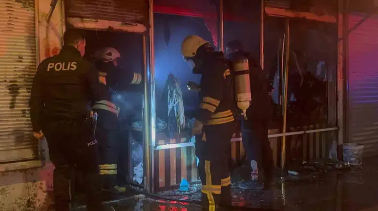 Erzincan’da gece yarısı korkutan yangın: Çantacı dükkanı küle döndü!