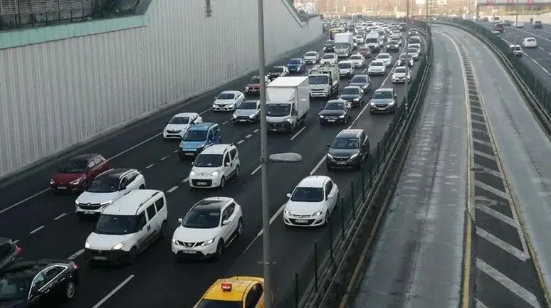 Büyükçekmece'de D-100 Kara Yolunda Trafik Kapatılacak mı?