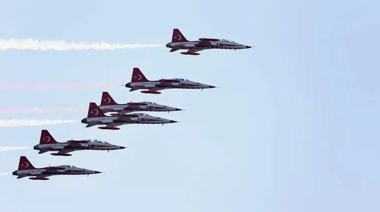Türk Yıldızları Fethiye'de Gösteri Uçuşu Yaptı
