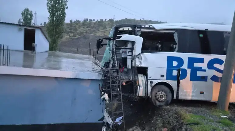 Şırnak'ta Otobüs ile Tır Çarpıştı: Evin Çatısına Uçan Otobüste 15 Kişi Yaralandı