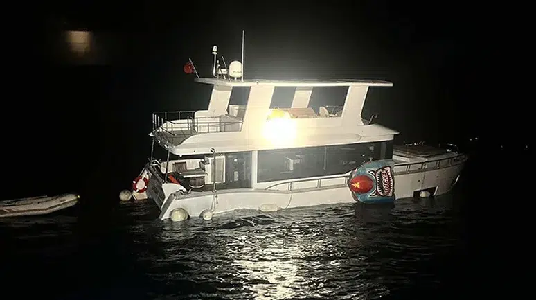 Ayvacık açıklarında su alan teknedeki iki kişi kurtarıldı