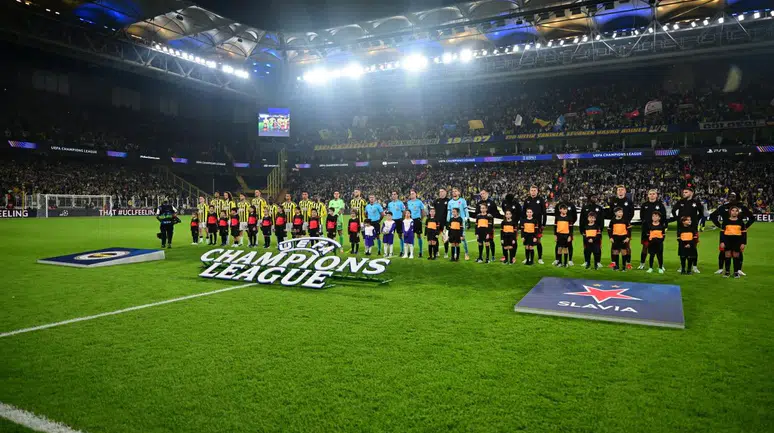 Kadikoy'de Fenerbahce Tribünleri Ayaklandi: İstifa Sesleri Yükseldi