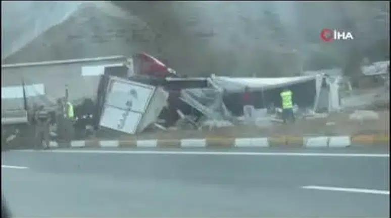 Erzincan'da TIR sürücüsünün kaza sonrası hastaneye gitmeyi reddetmesi neden şaşkınlık yarattı?