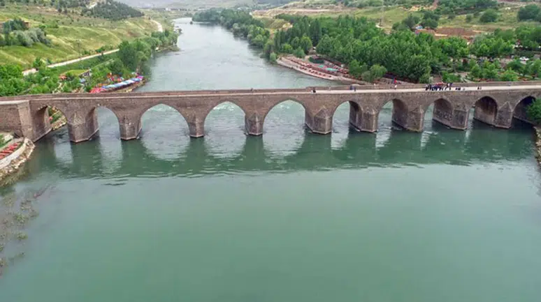 Dicle Nehri'nde mahsur kaldılar: 2 kişi botla kurtarıldı