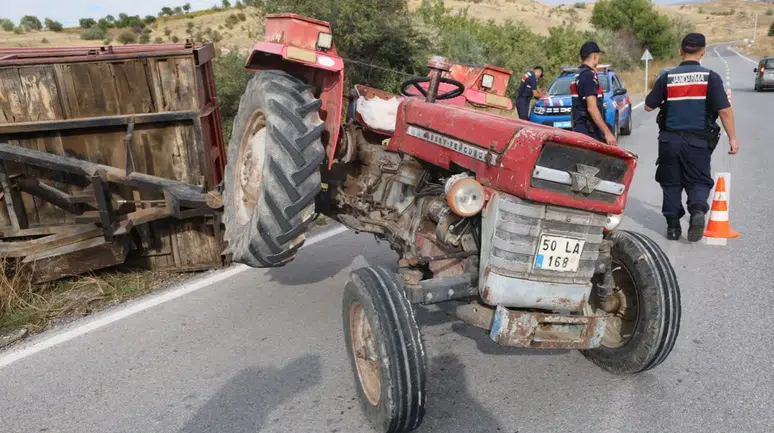 Rampayı çıkamayan traktör geri kaçtı, römork devrildi