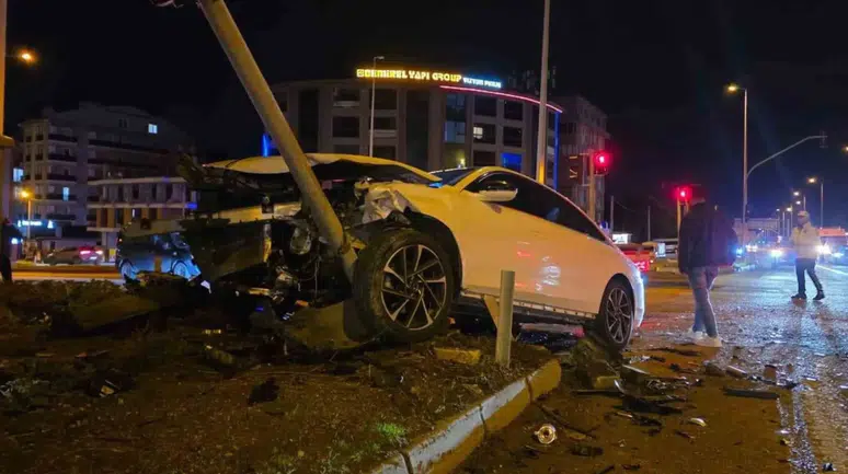 Balıkesir Bandırma'da İki Otomobil Çarpıştı: 3 Yaralı