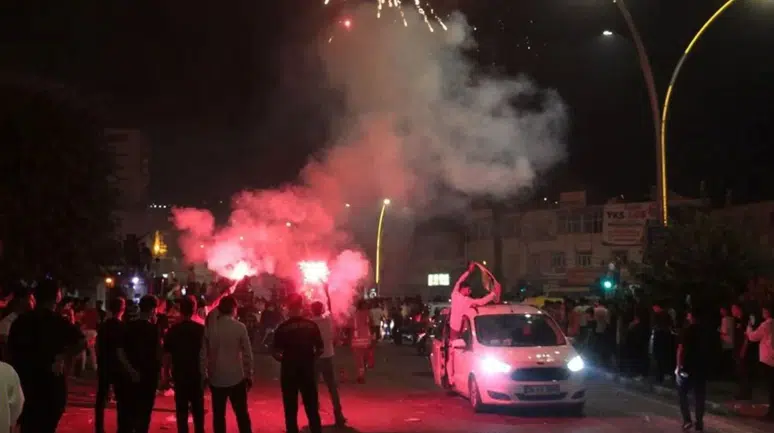 Cizre’de Amedspor kutlamasında gerginlik! Havai fişekleri birbirlerine fırlattılar