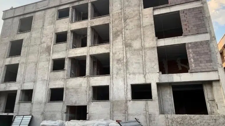 İzmir'de aynı taşınmazı birden fazla kişiye sattığı iddia edilen firmaya operasyon