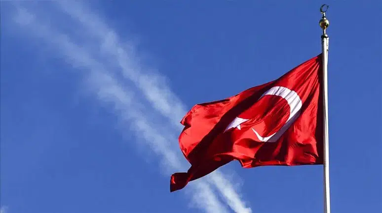 İzmir’de Türk bayrağı için ilk ilmeği Vali Elban attı