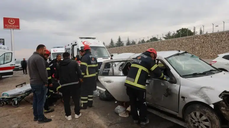 Nevşehir'de feci kaza : İki otomobil çarpıştı, 7 kişi yaralandı
