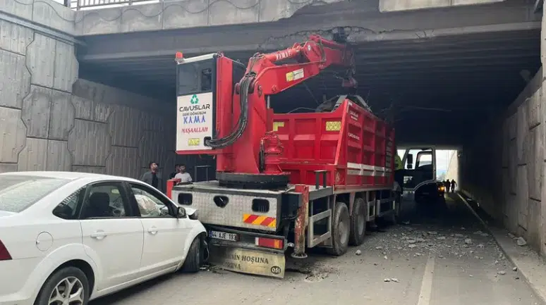 Malatya'da zincirleme kaza: Vinç köprüye, otomobil vince çarptı
