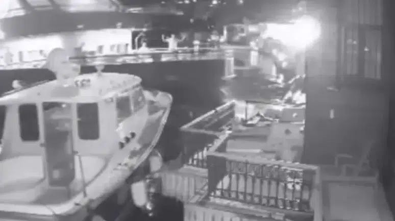 Üsküdar'da yolcu vapuru Derin Mermerci'nin yalısına çarptı