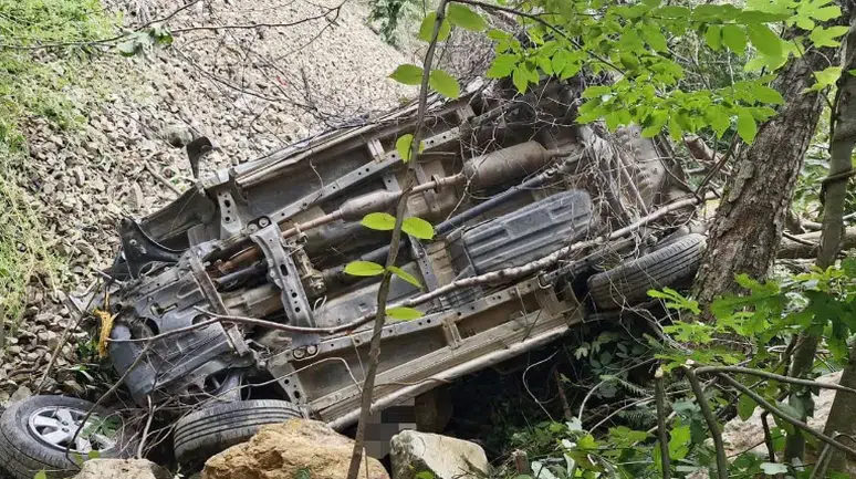 Artvin'de araç metrelerce yüksekten uçuruma yuvarlandı: Sürücü öldü