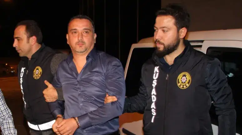 Evinde başından vurulmuş halde bulundu