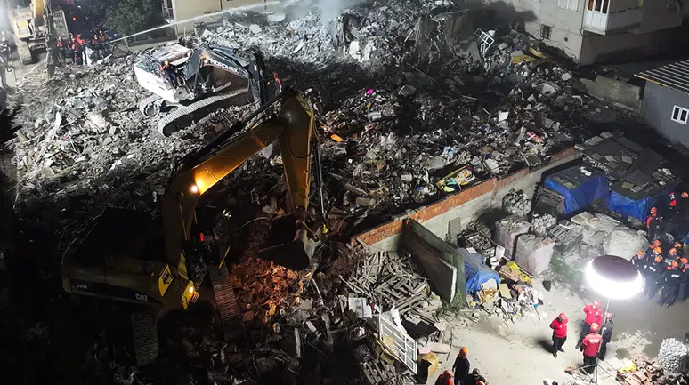 Maltepe'deki bina enkazında 3 kişiyi arama çalışmaları sürüyor