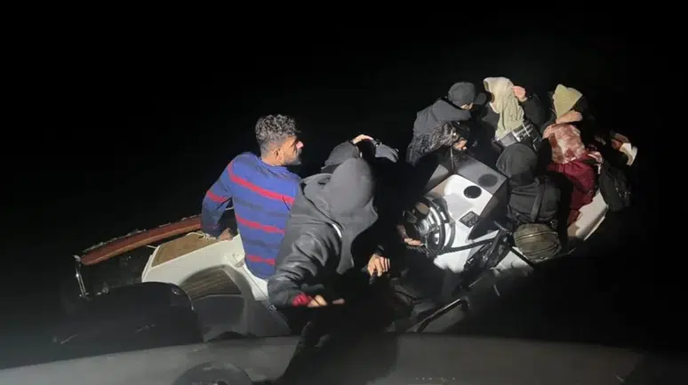 Didim'de lastik bottaki 10 düzensiz göçmen yakalandı : 2'si çocuk