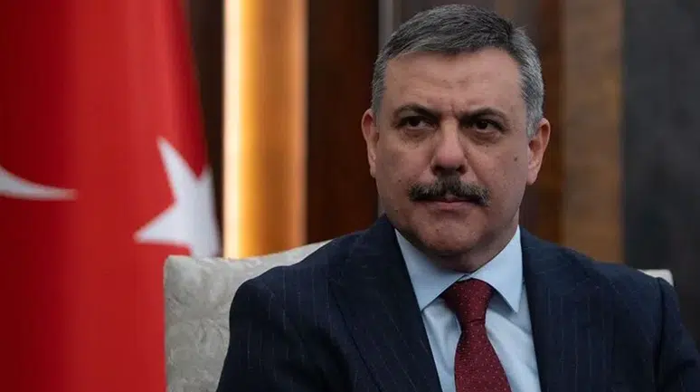 Bakan Çiftçi'den yola toprak taşıyan polise teşekkür