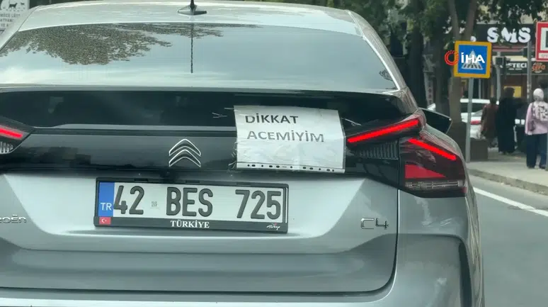 Diyarbakır trafikte güldüren detay: Otomobiline acemiyim yazdı