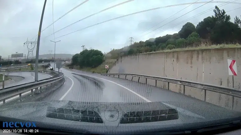 Göktürk'te Islak Yolda Takla Atan Otomobilin Kaza Anı Kamerada