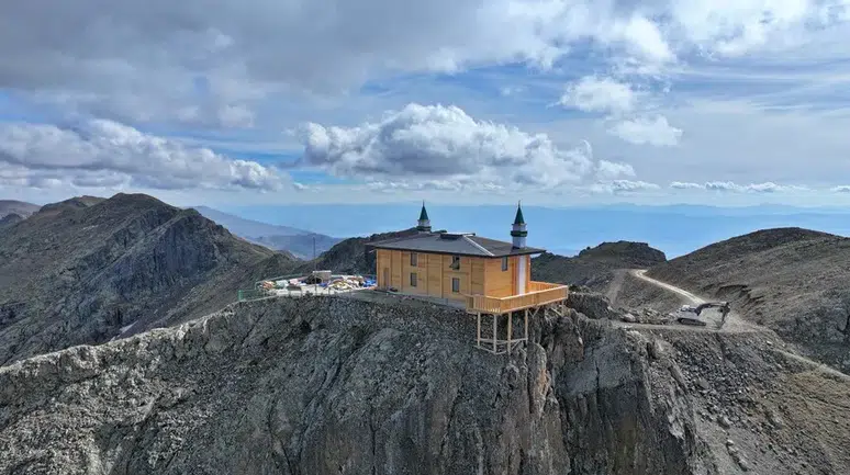 Yanan Tarihi Kırklar Mescidi Yeniden Ayağa Kaldırılıyor
