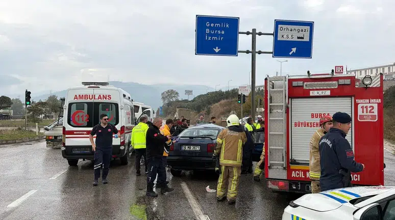 Bursa'da Otomobil Hafriyat Kamyonuna Çarptı: 2 Yaralı