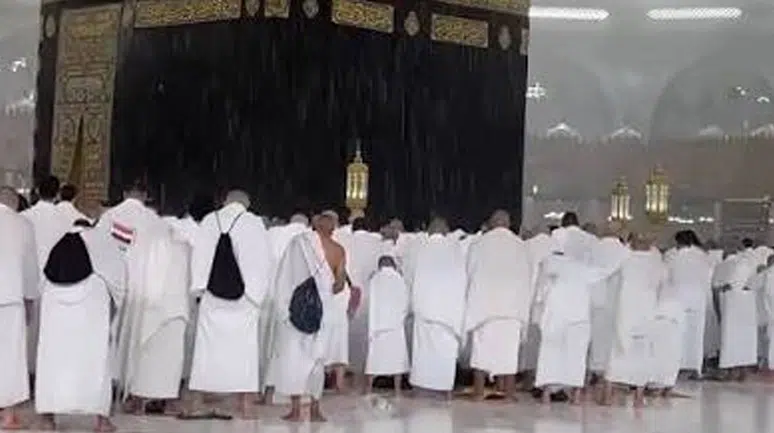 Mekke'de sağanak yağmur altında Kabe'de akşam namazı