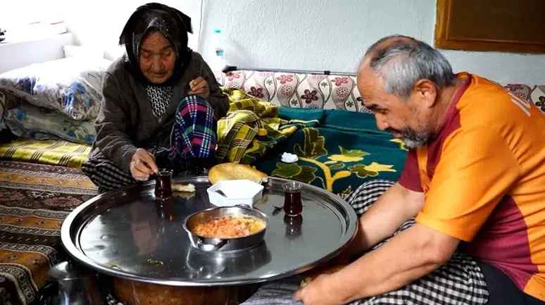 Isparta'da Görme ve İşitme Engelli Ömer Akça 94 Yaşındaki Annesine Bakıyor
