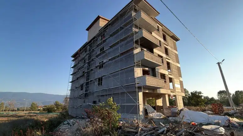İnşaatın 5'inci katından düşen işçi ağır yaralandı