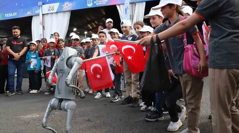 TEKNOFEST Güneydoğu'da robot köpek 'İsot' çocukların gözdesi oldu