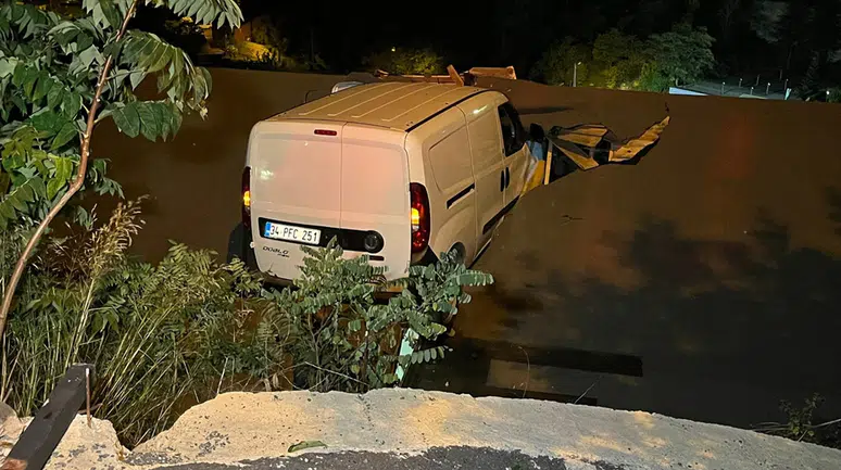Sarıyer'de hafif ticari araç evin çatısına düştü: 1 yaralı