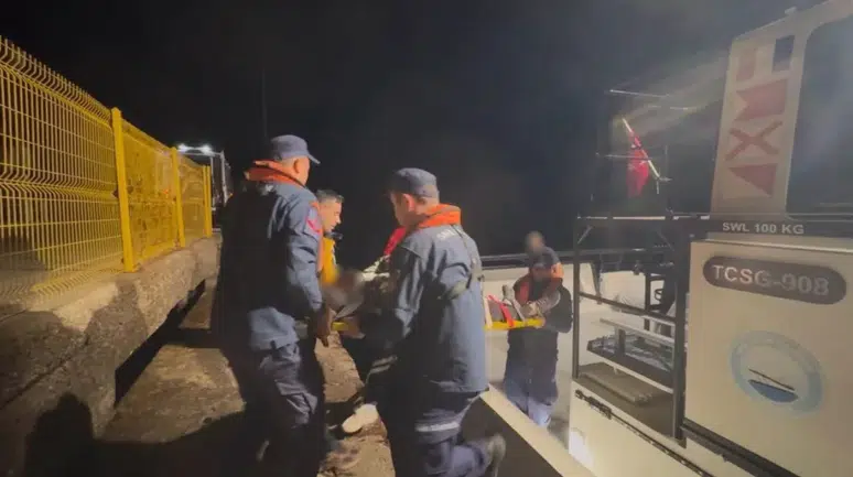 Bozcaada’daki kazada yaralanan vatandaş botla tahliye edildi
