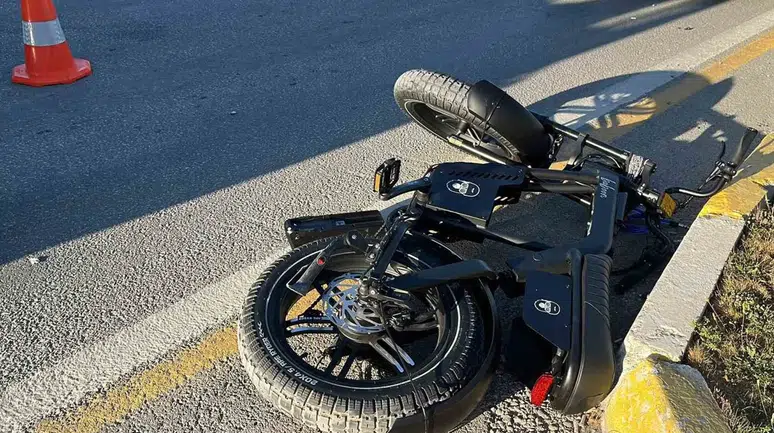 Taksi elektrikli bisiklete çarptı: 2 çocuk yaralandı