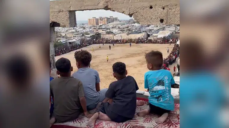 Gazze'de çadırların arasında futbol maçı
