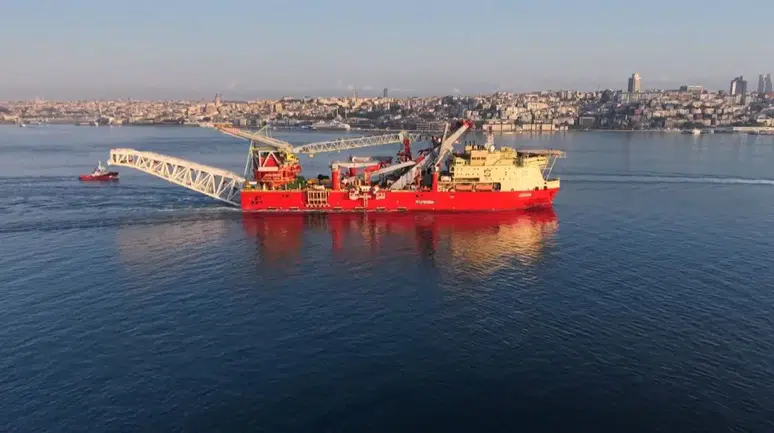 Dev Boru Döşeme Gemisi JSD6000 İstanbul Boğazı'ndan Geçti