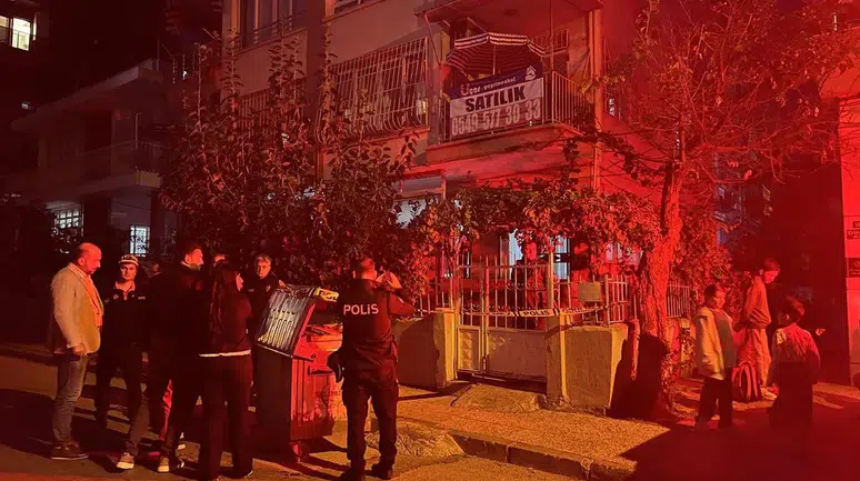 Mersin'de 3 Katlı Binanın Zemini Çöktü: 40 Kişi Tahliye Edildi