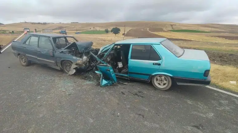 Afyonkarahisar'da iki otomobil kafa kafaya çarpıştı : 5 kişi yaralandı