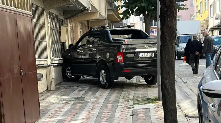 Sultangazi'de Feci Kaza: Aracını Park Ederken Eşini Ezdi