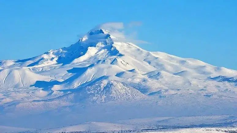 Erciyes'e zirve tırmanışı yapan dağcı uçurumdan düşerek hayatını kaybetti