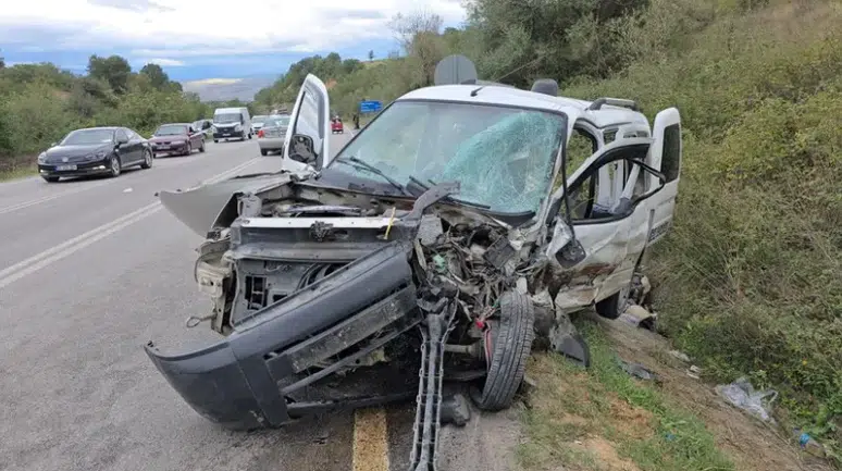 Samsun'da otomobil ile hafif ticari araç kafa kafaya çarpıştı: 1'i ağır 2 yaralı
