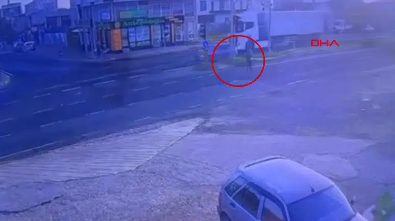 Tekirdağ'da Minibüs ile Otomobil Çarpıştı: Kaza Anı Kamerada
